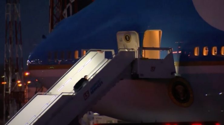 VIDEO. Biden s-a împiedicat și a căzut în timp ce urca scările avionului din Varșovia. Și-a revenit rapid, apoi a mers direct în cabină