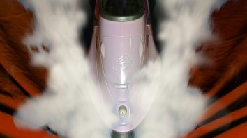 (P) 4 sfaturi pentru a face călcatul hainelor mai simplu și mai plăcut