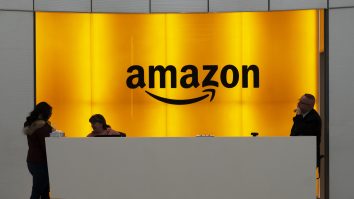 Amazon le cere angajaților să fie prezenți la birou cel puțin trei zile pe săptămână