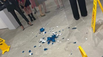 O sculptură a celebrului artist Jeff Koons a fost spartă din greșeală la un vernisaj din Miami