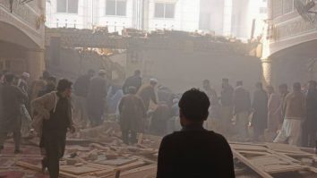 Suspecții au fost arestați în urma exploziei unei moschei din Pakistan. Poliția caută să înteleagă modul în care a intrat teroristul