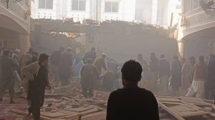 Suspecții au fost arestați în urma exploziei unei moschei din Pakistan. Poliția caută să înteleagă modul în care a intrat teroristul
