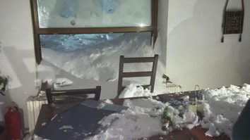 O avalanşă de mari dimensiuni a lovit cabana Capra. Mai multe autoturisme și 60 de persoane au rămas izolate