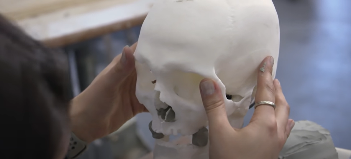 Chipul femeii misterioase găsită moartă pe plajă acum 30 de ani este recreat de artiști criminaliști în încercarea de a-i afla în sfârșit numele