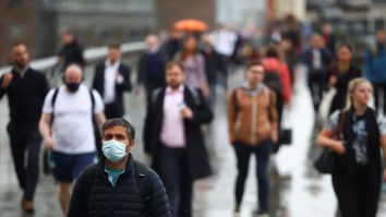 Ultimul val COVID din Anglia a fost cel mai mare din toate timpurile. Aproape jumătate din țară a fost infectată în timpul valului din noiembrie