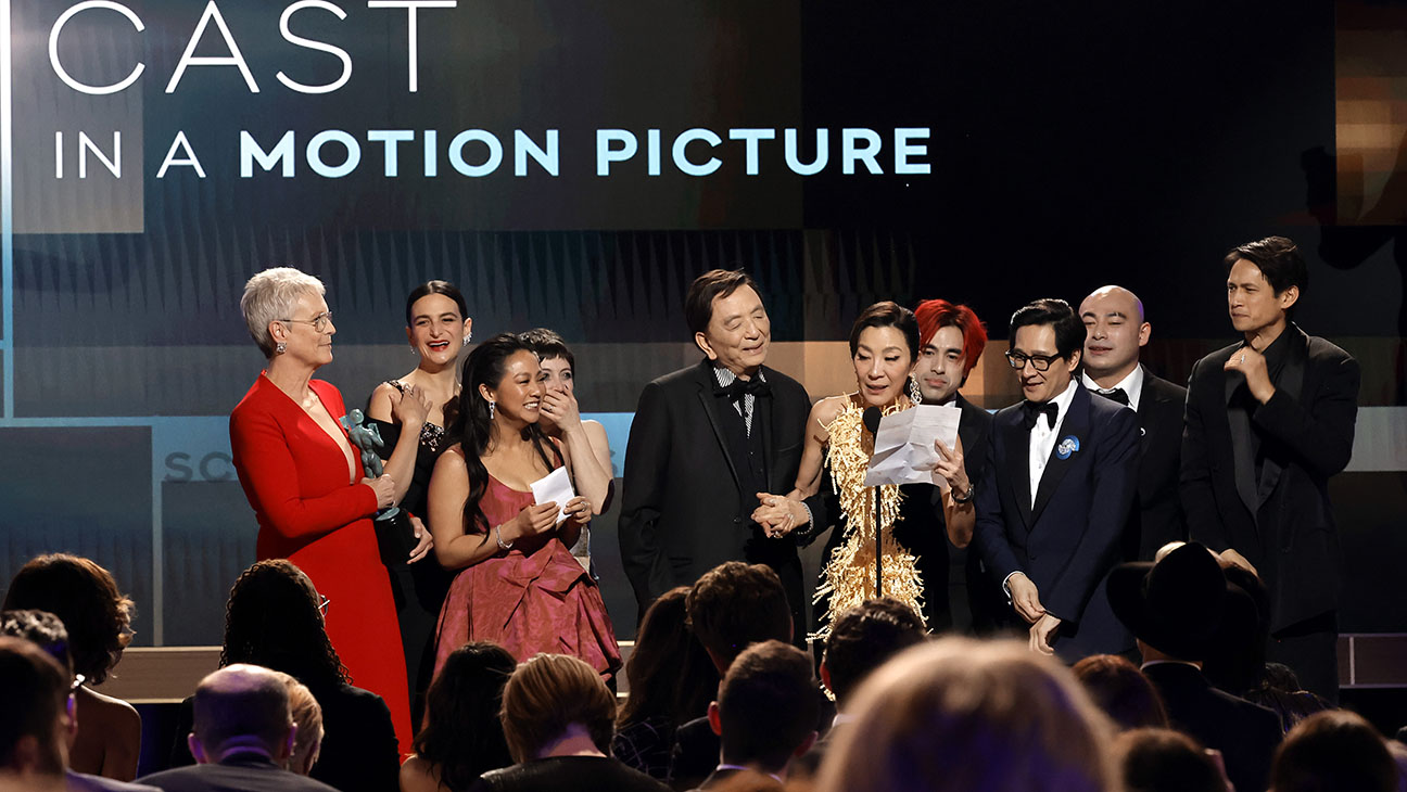 Everything Everywhere All At Once câștigă premiul cel mare la Screen Actors Guild Awards