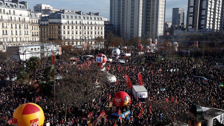 Aproape un milion de francezi mărșăluiesc în a patra zi de proteste față de noile măsuri pentru pensii