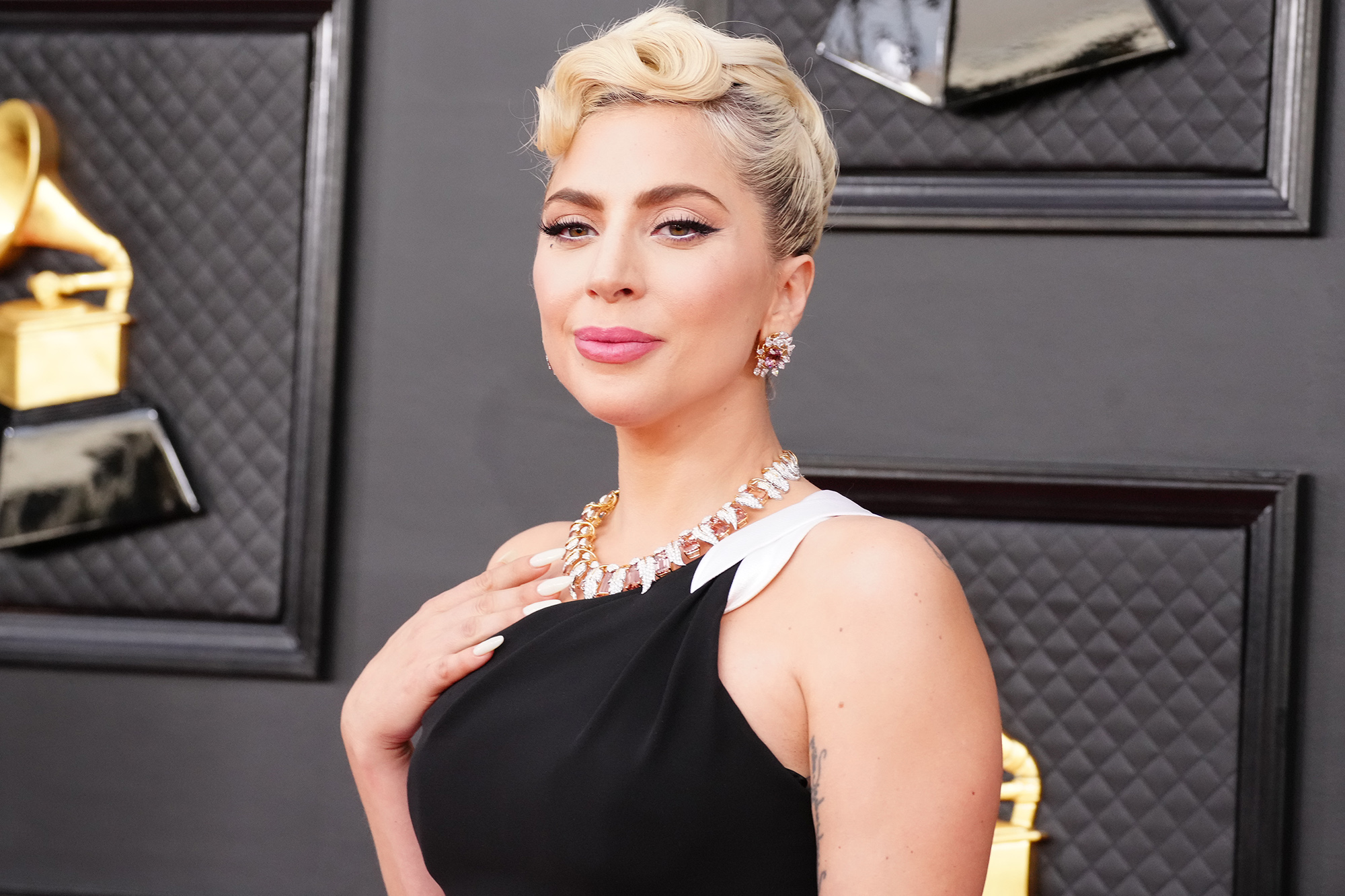 Lady Gaga explică de ce nu a abordat niciodată zvonurile despre sexul ei: „Nu m-am simțit ca o victimă auzind acea minciună”