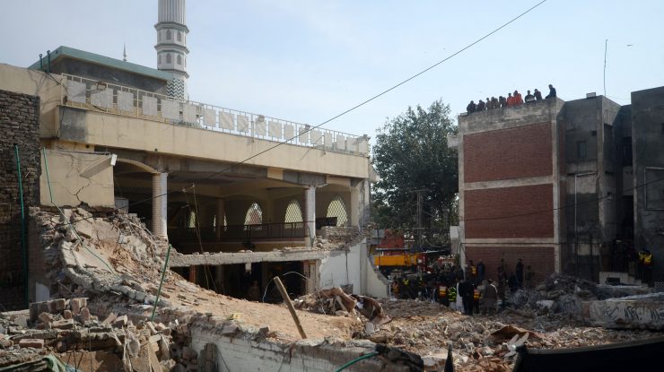 Atentat cu bombă la o moschee din Pakistan: Autorul atacului purta o „uniformă de polițist”