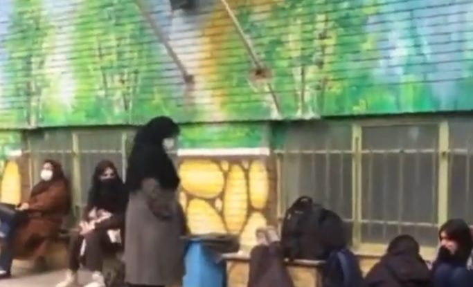 Otrăvește Iranul fetele pentru a le împiedica să meargă la școală?