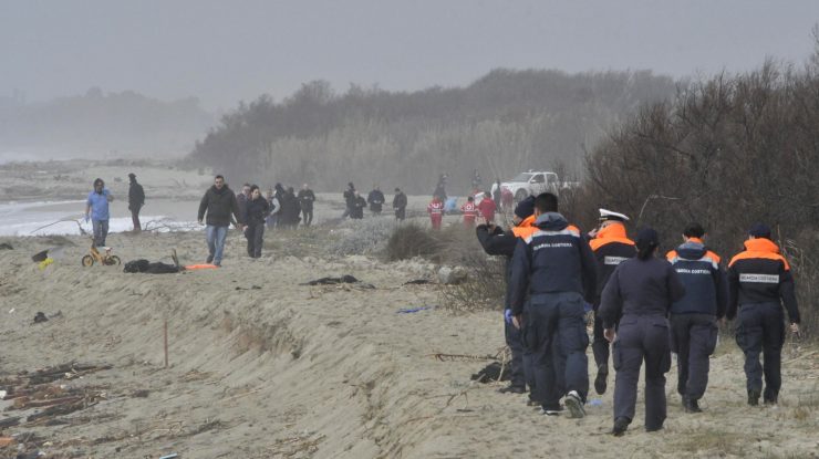 43 de migranți, inclusiv un bebeluș, au murit după ce ambarcațiunea lor s-a scufundat în largul sudului Italiei