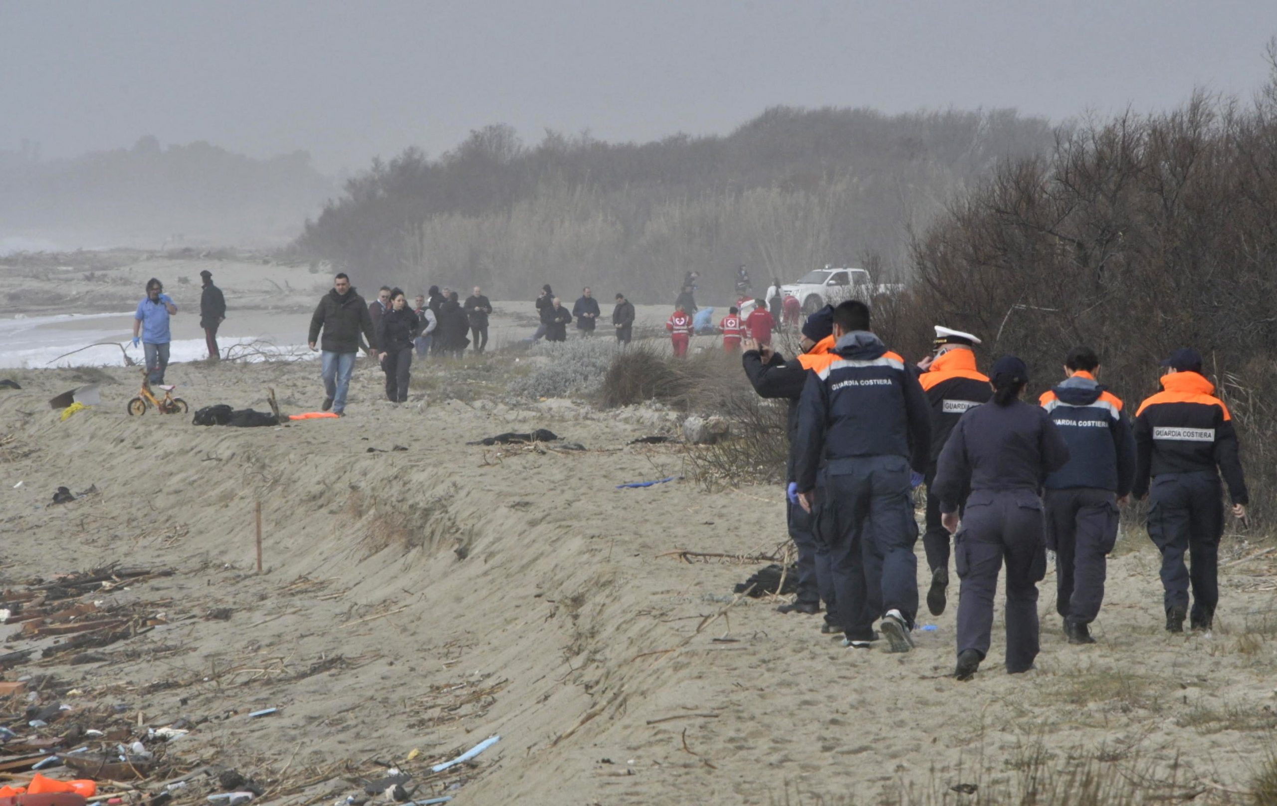 43 de migranți, inclusiv un bebeluș, au murit după ce ambarcațiunea lor s-a scufundat în largul sudului Italiei