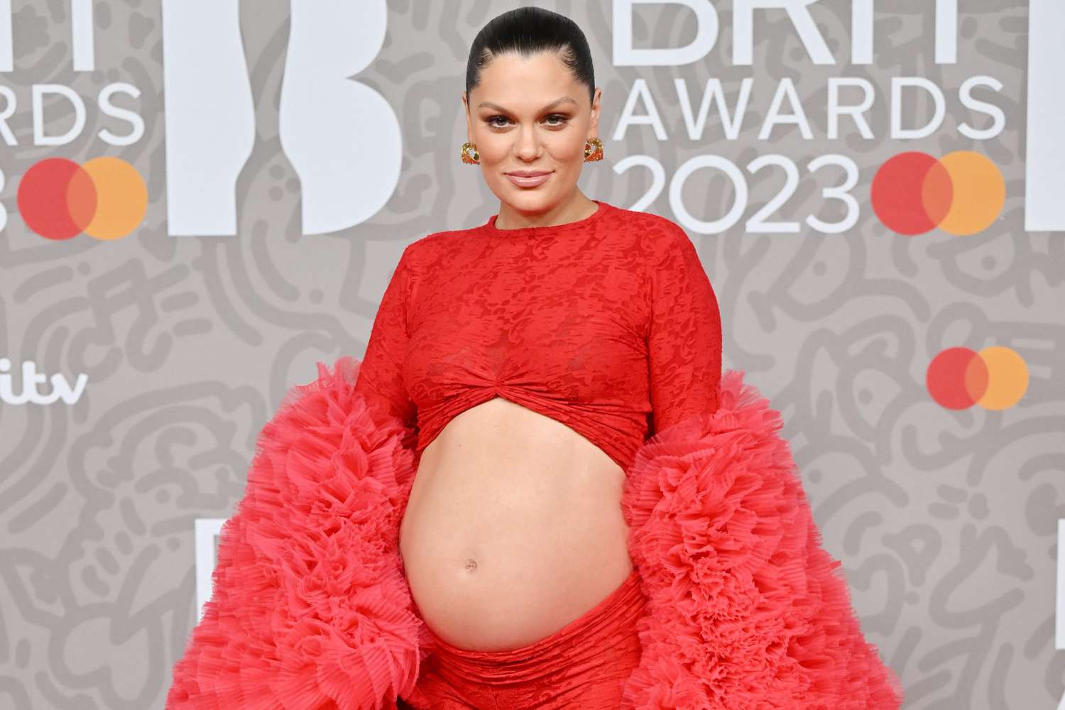 Jessie J dezvăluie că va avea un băiețel și și-a arătat burtica de gravidă pe covorul roșu de la BRIT Awards