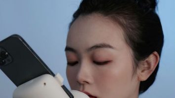 Un dispozitiv chinezesc le permite utilizatorilor să își sărute persoanele apropiate oriunde în lume