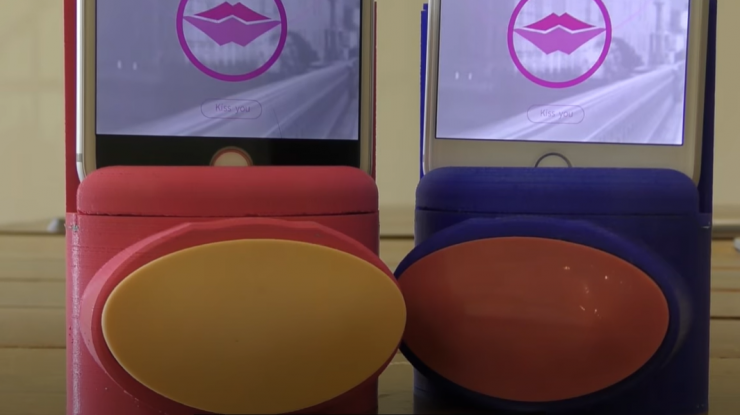 Geniu sau aberație? Un gadget îți permite să te săruți cu partenerul tău chiar dacă sunteți la distanță