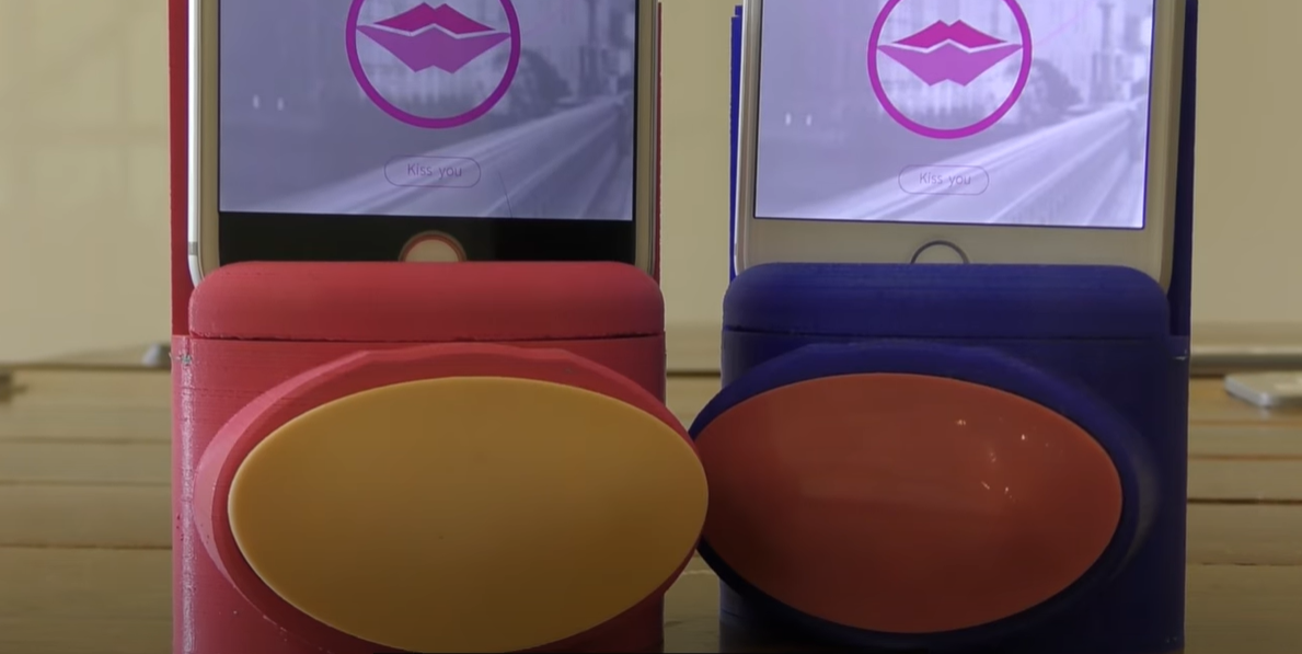 Geniu sau aberație? Un gadget îți permite să te săruți cu partenerul tău chiar dacă sunteți la distanță