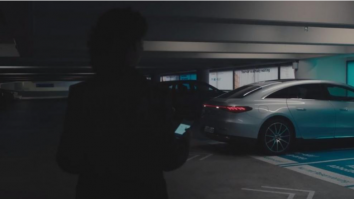Mercedes testează un sistem care parchează mașina fără șofer prin simpla apăsare a unui buton din aplicație