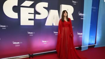 VIDEO. La Premiile César, Monica Bellucci a strălucit într-o rochie roșie Dior