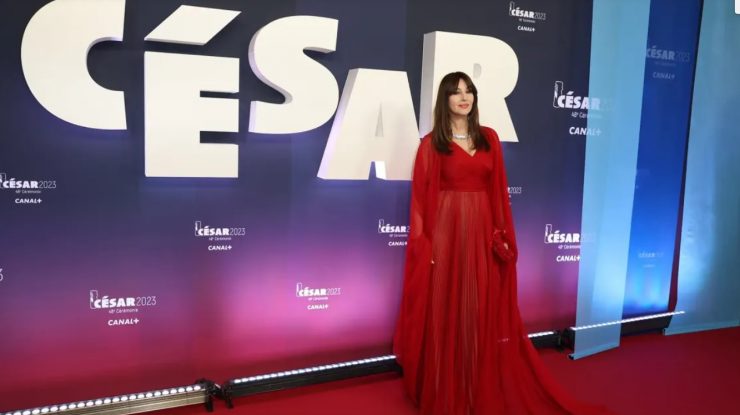 VIDEO. La Premiile César, Monica Bellucci a strălucit într-o rochie roșie Dior
