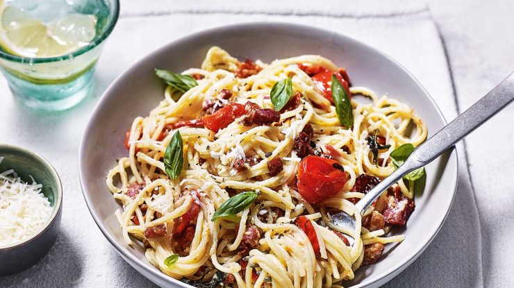 Italienii au răbufnit când americanii au reprodus rețeta și au pus roșii în carbonara într-o „mișcare care ar trebui să fie ilegală”