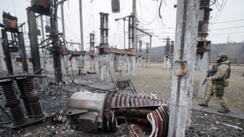 Cu un pachet gratuit de canale prin satelit, Rusia este acuzată că încearcă să folosească televiziunea pentru a crea un „ghetou digital” în Ucraina