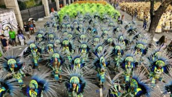 Liber la samba! Costume cu pene și care alegorice roz luminează parada carnavalului din Rio