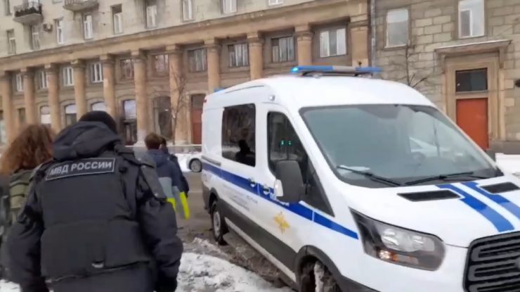 VIDEO. Zeci de persoane, arestate de poliţie în Rusia pentru acţiuni de comemorare a unui an de la invazia în Ucraina