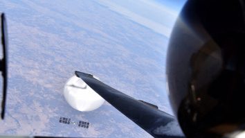 O imagine selfie arată un pilot american care zboară deasupra balonului chinezesc, doborât la începutul lunii