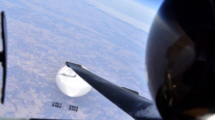 O imagine selfie arată un pilot american care zboară deasupra balonului chinezesc, doborât la începutul lunii