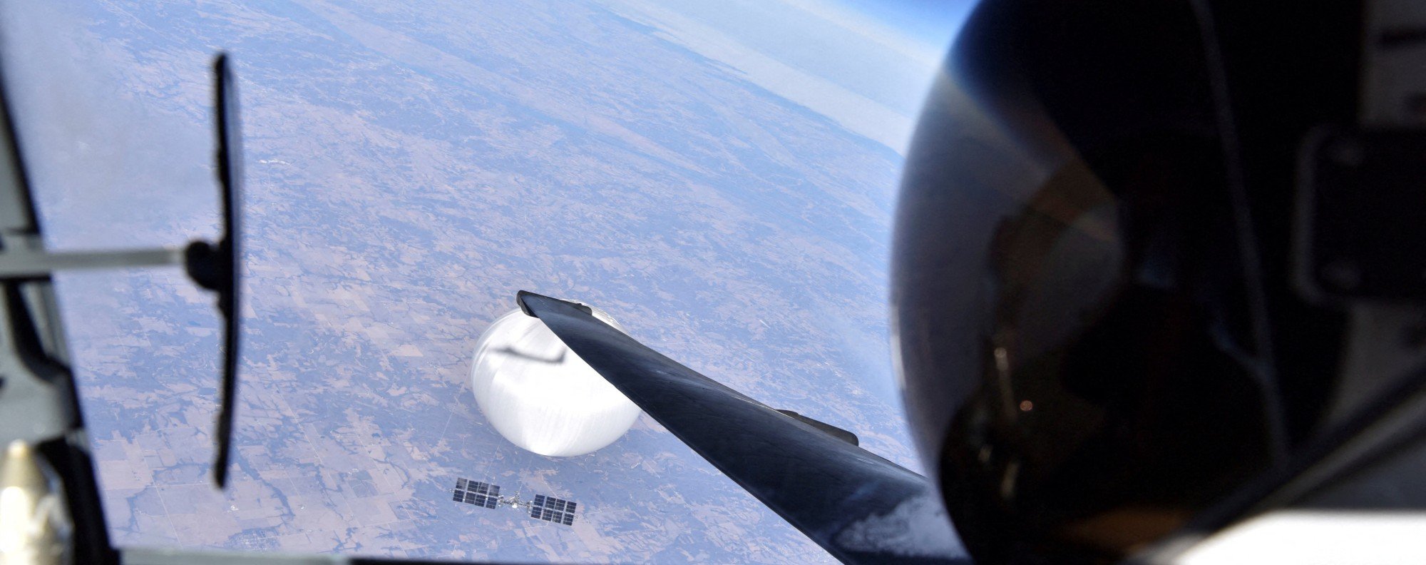 O imagine selfie arată un pilot american care zboară deasupra balonului chinezesc, doborât la începutul lunii