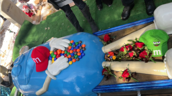 În SUA, o familie și-a înmormântat bunica într-un sicriu în stilul M&M’s