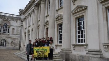 Uniunea studenților de la Universitatea Cambridge a votat în favoarea meniurilor complet vegane în cafenelele și cantinele sale