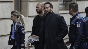 Frații Tate se vor prezenta astăzi în fața instanței din România. Avocații lor susțin că ar trebui să fie eliberați