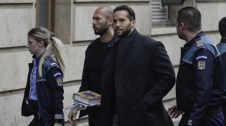 Frații Tate se vor prezenta astăzi în fața instanței din România. Avocații lor susțin că ar trebui să fie eliberați