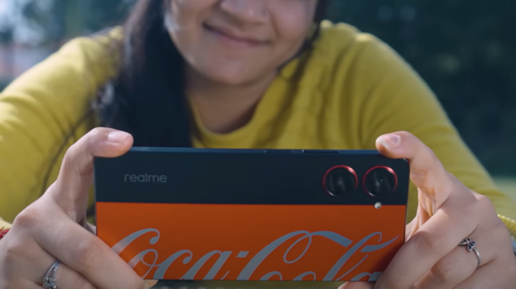 Coca-Cola are și un telefon mobil: o ediție specială a lui Realme 10 Pro 5G este inspirată de băutura răcoritoare