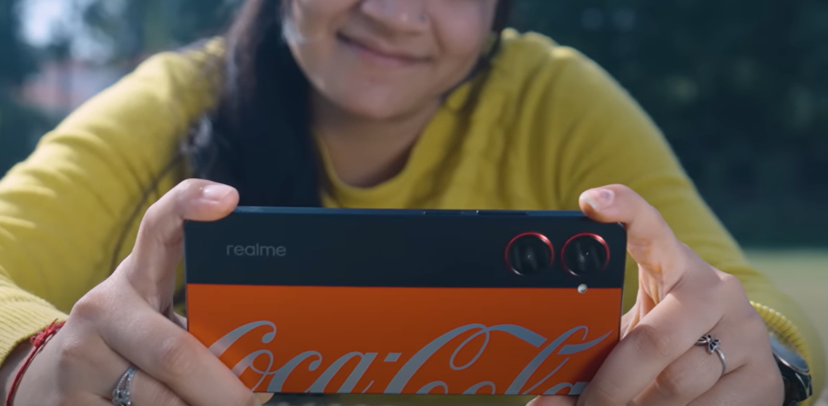 Coca-Cola are și un telefon mobil: o ediție specială a lui Realme 10 Pro 5G este inspirată de băutura răcoritoare