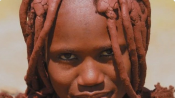 Tribul în care bărbații își pun soțiile la dispoziția musafirilor pentru plăcere sexuală