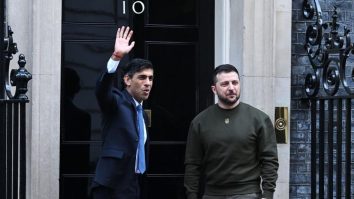 Zelenski pledează pentru „aripi pentru libertate” în cadrul unei vizite surpriză în Marea Britanie pentru a cere avioane de luptă