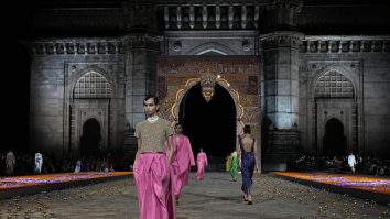 VIDEO. Dior a transformat Poarta Indiei în podium. Imagini de la lansarea colecției de toamnă 2023