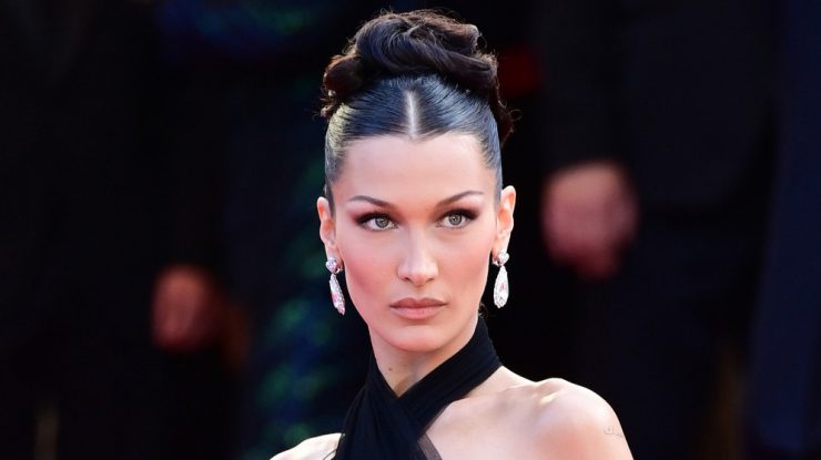Bella Hadid neagă speculațiile despre consumul de droguri și relația controversată cu mama sa