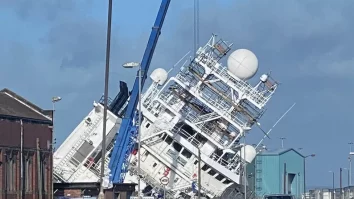 O navă s-a răsturnat pe șantierul naval din Edinburgh. Mai multe persoane au fost rănite