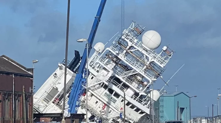 O navă s-a răsturnat pe șantierul naval din Edinburgh. Mai multe persoane au fost rănite