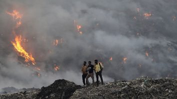 Un munte de gunoi din India a luat foc din nou. Fumul toxic afectează locuitorii