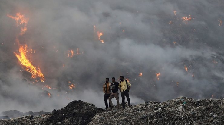 Un munte de gunoi din India a luat foc din nou. Fumul toxic afectează locuitorii