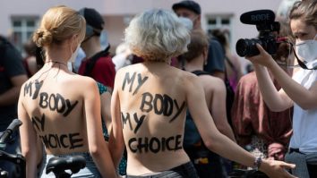 În Berlin, femeile vor putea veni topless la piscină. Reacția activiștilor la aceasta hotărâre