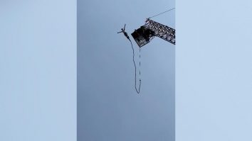 VIDEO. Turistul care a supraviețuit după ce cablul de bungee jumping s-a rupt