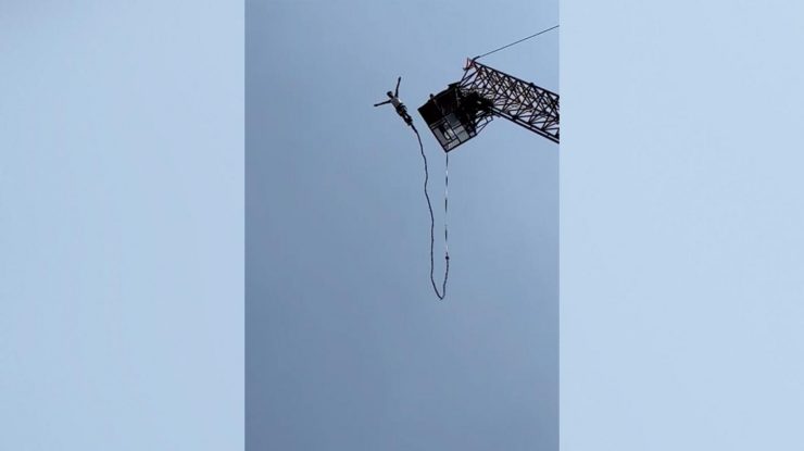 VIDEO. Turistul care a supraviețuit după ce cablul de bungee jumping s-a rupt