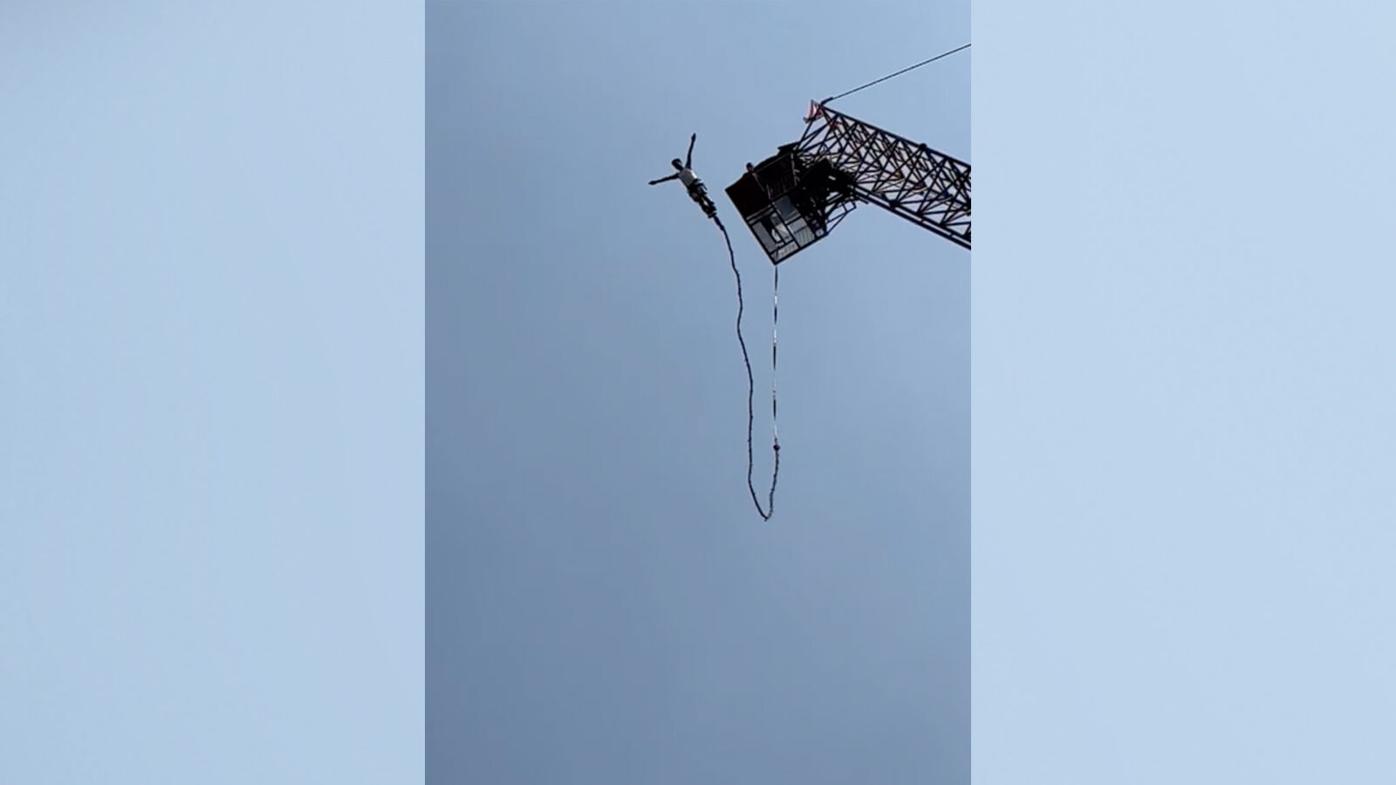 VIDEO. Turistul care a supraviețuit după ce cablul de bungee jumping s-a rupt