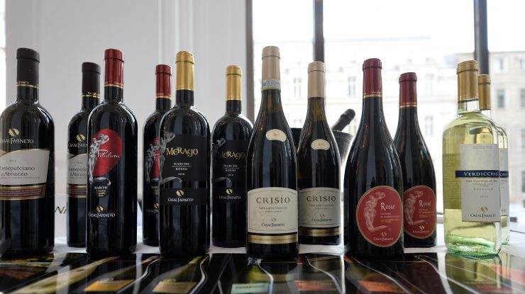 De ce sticlele de vin nu au fundul plat? Răspunsul căutat de experți cu secole în urmă