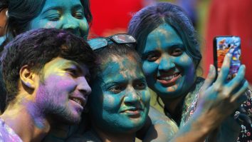India sărbătorește Holi, festivalul culorilor